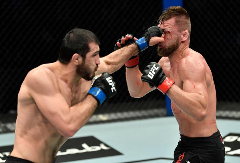 Ramazan Emeev conecta golpe em David Zawada no UFC Fight Island 7