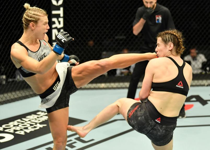 Manon Fiorot aplica chute em Victoria Leonardo no UFC Fight Island 8
