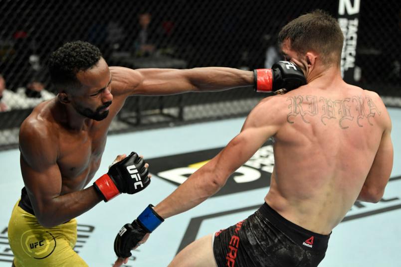 Francisco Figueiredo conecta soco em Jerome Rivera no UFC Fight Island 8