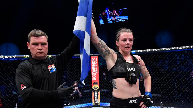 Joanne Calderwood celebra vitória no UFC 257