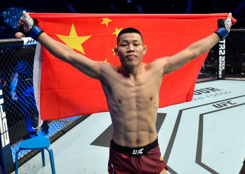 Li Jingliang comemora a vitória sobre Santiago Ponzinibbio no UFC Fight Island 7