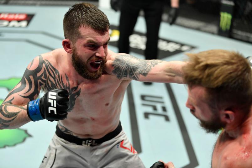 Austin Lingo conecta golpe em Jacob Kilburn no UFC Fight Island 7