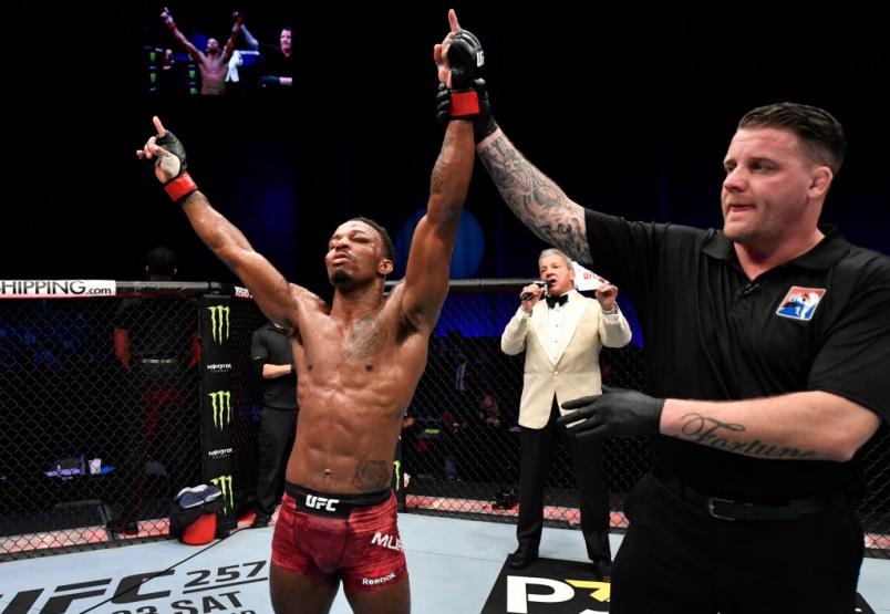 Lerone Murphy tem o braço erguido após vencer Douglas Silva no UFC Fight Island 8