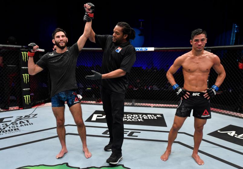 Matt Schnell tem o braço erguido após vencer Tyson Nam no UFC Fight Island 8