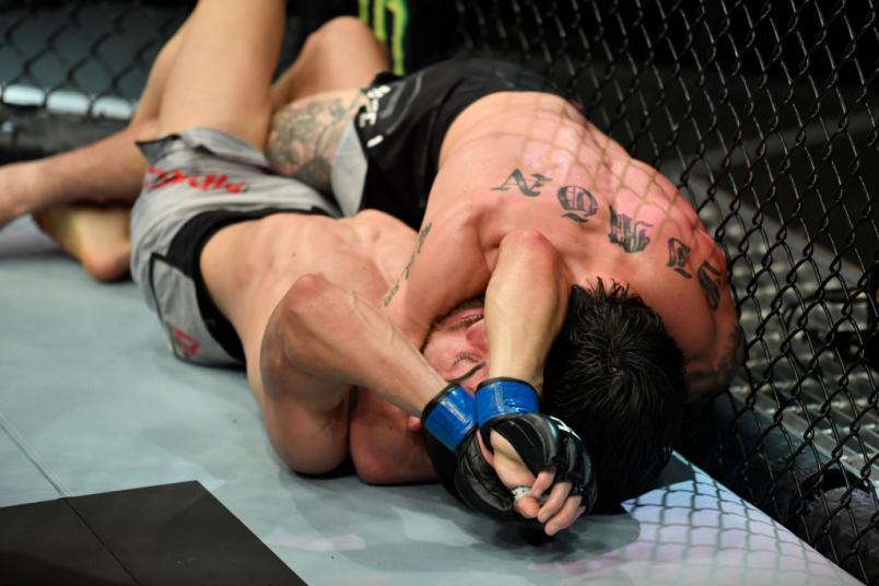 Ricky Simon aplica um katagatame para vencer Gaetano Pirrello no UFC Fight Island 8