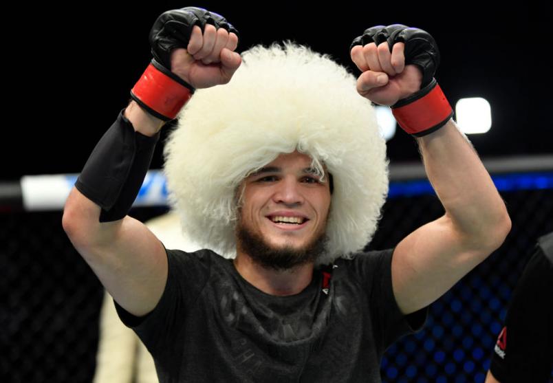 Umar Nurmagomedov comemora vitória sobre Sergey Morozov no UFC Fight Island 8