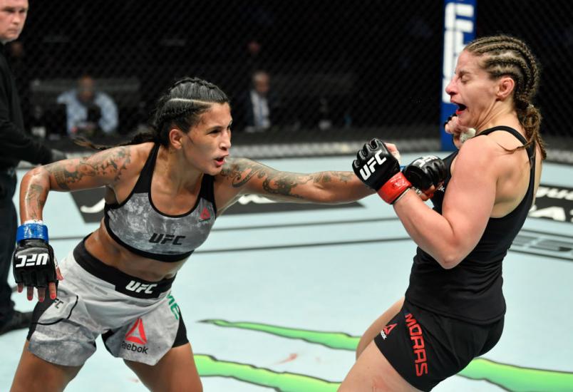 Vanessa Melo conecta golpe em Sarah Moras no UFC Fight Island 7