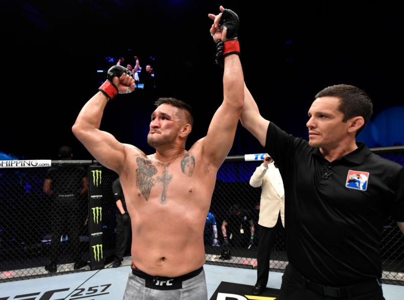 Ike Villanueva tem o braço erguido após vencer Vinicius Moreira no UFC Fight Island 8