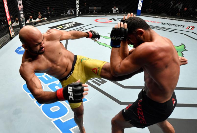 Warlley Alves conecta chute em Mounir Lazzez no UFC Fight Island 8