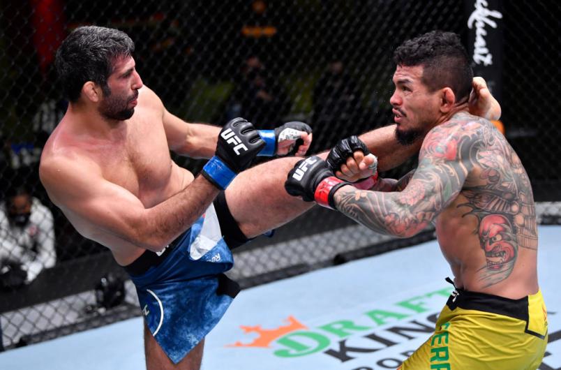Beneil Dariush aplica chute na cabeça de Diego Ferreira no UFC Vegas 18