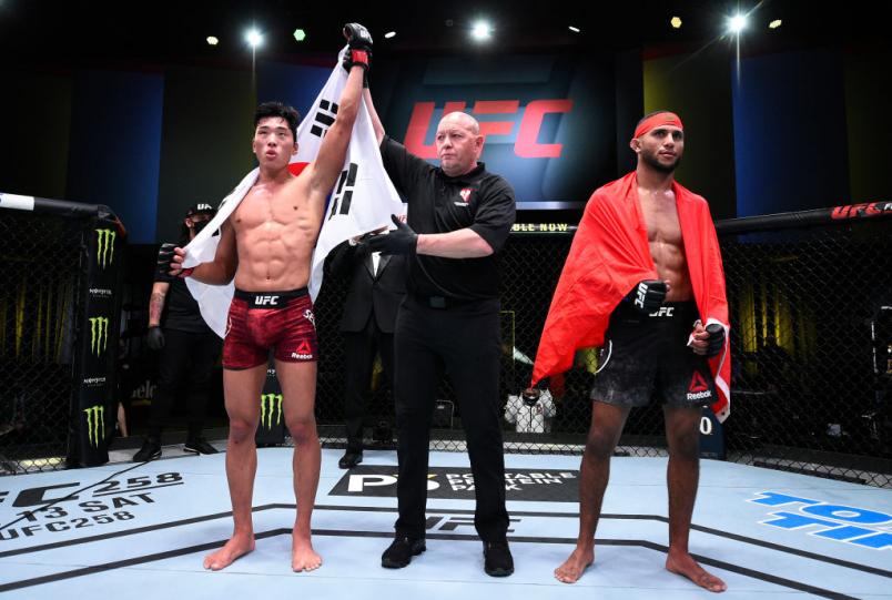 Seung Woo Choi tem o braço erguido após ser declarado vencedor do duelo com Youssef Zalal no UFC Vegas 18