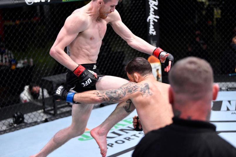 Cory Sandhagen conecta joelhada voadora e nocauteia Frankie Edgar no UFC Vegas 18