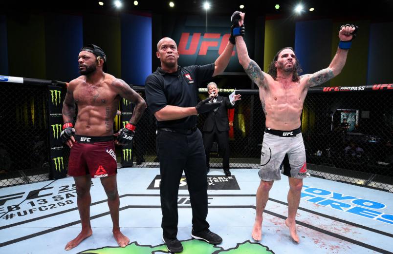 Clay Guida tem o braço erguido após ser declarado vencedor da luta contra Michael Johnson no UFC Vegas 18