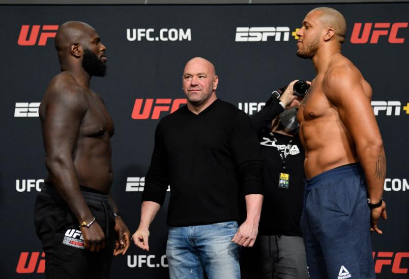 Encarada entre Jairzinho Rozenstruik e Ciryl Gane na pesagem do UFC Vegas 20