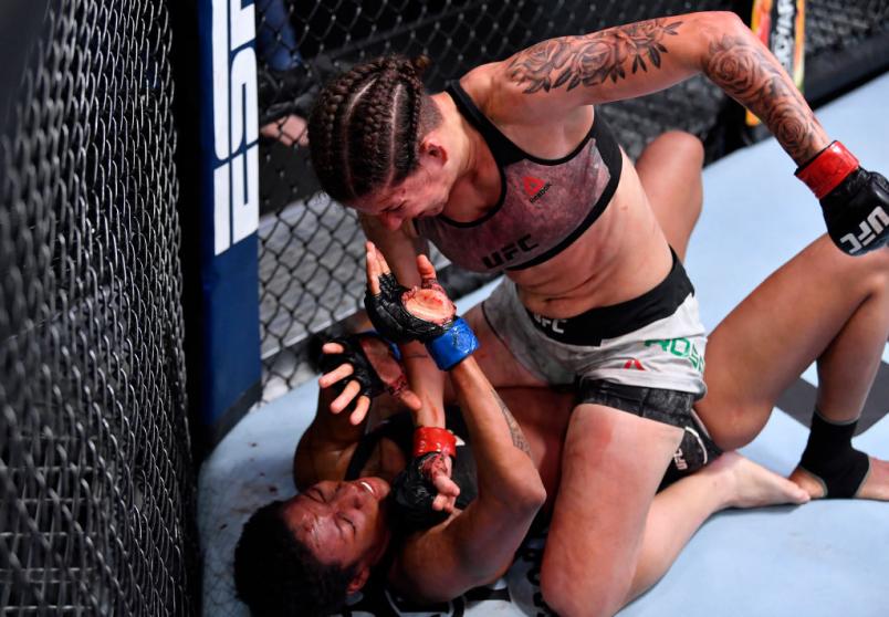 Karol Rosa aplica golpes no ground and pound em Joselyne Edwards