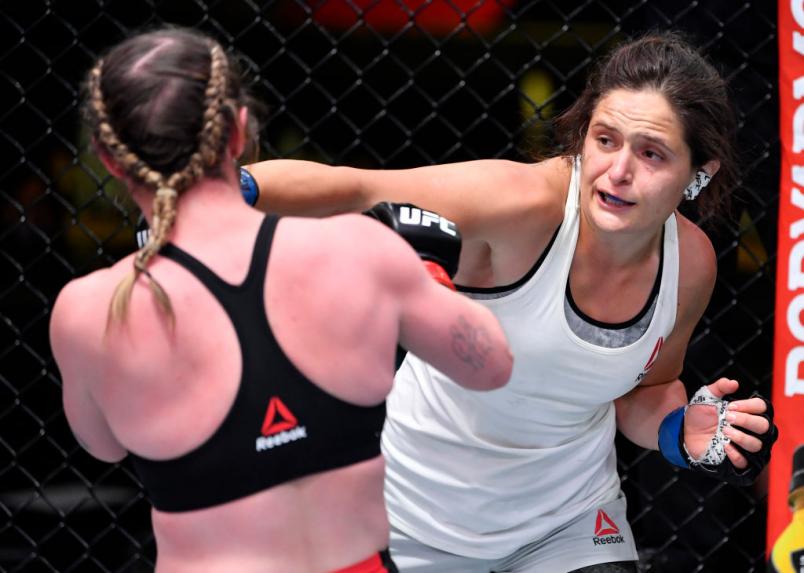 Lara Procópio desfere golpe em Molly McCann no UFC Vegas 18