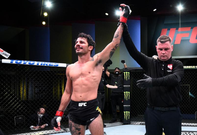 Alexandre Pantoja tem o braço erguido após ser declarado vencedor da luta com Manel Kape no UFC Vegas 18