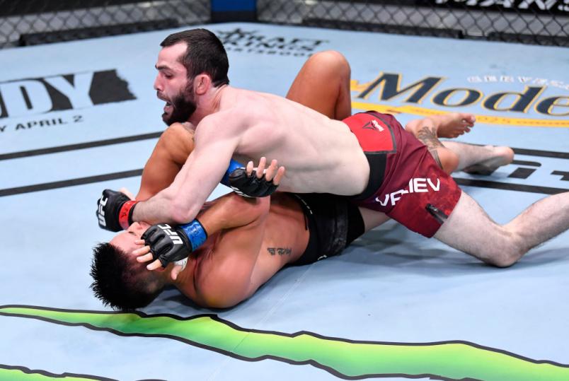 Timur Valiev aplica golpe no chão em Martin Day no UFC Vegas 18