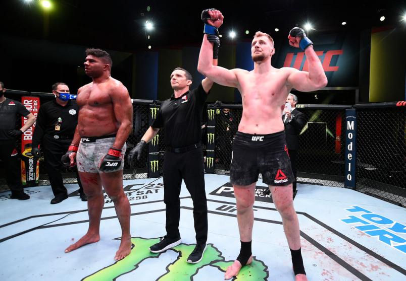Alexander Volkov tem o braço erguido após a vitória sobre Alistair Overeem no UFC Vegas 18