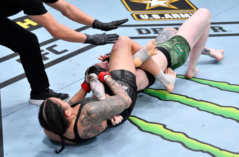 Amanda Nunes aplica triângulo e chave de braço para finalizar Megan Anderson no UFC 259