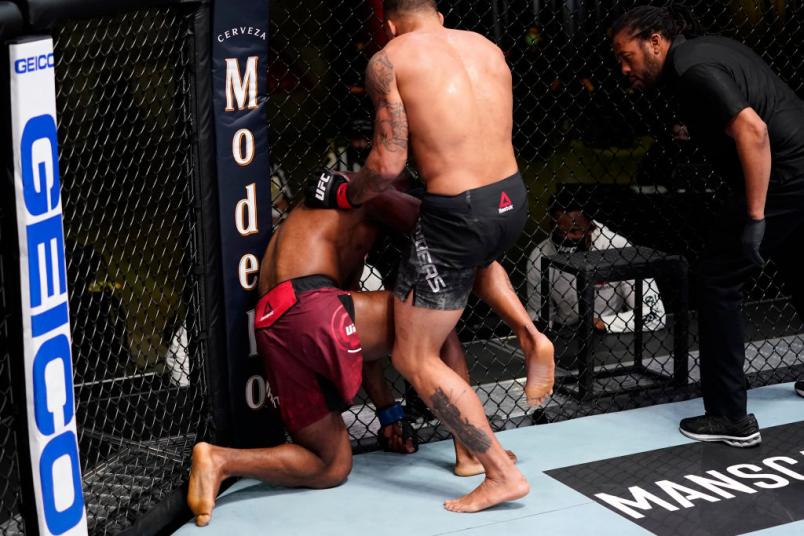 Eryk Anders aplica joelhada ilegal que resulta em interrupção do duelo com Darren Stewart no UFC Vegas 21.