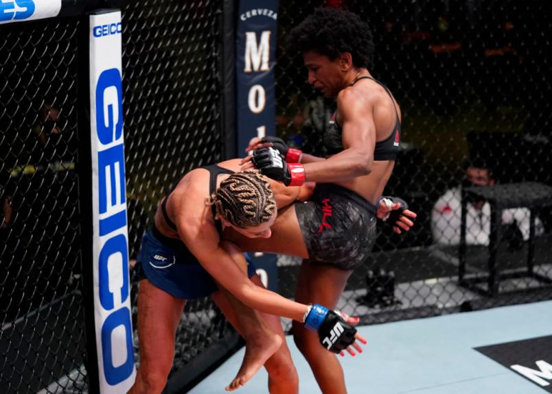 Angela Hill aplica joelhada em Ashley Yoder no UFC Vegas 21.