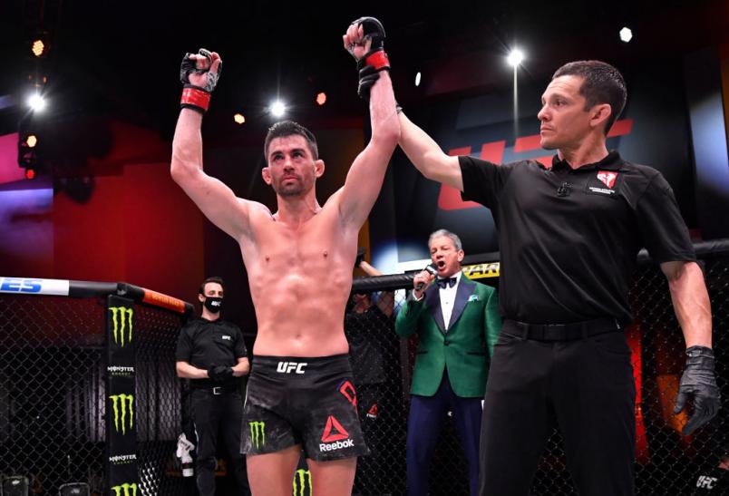 Dominick Cruz tem o braço erguido após vencer Casey Kenney no UFC 259.