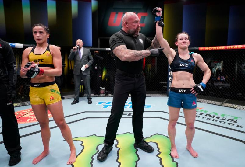 Jinh Yu Frey é declarada vencedora da luta com Glorinha de Paula no UFC Vegas 21.