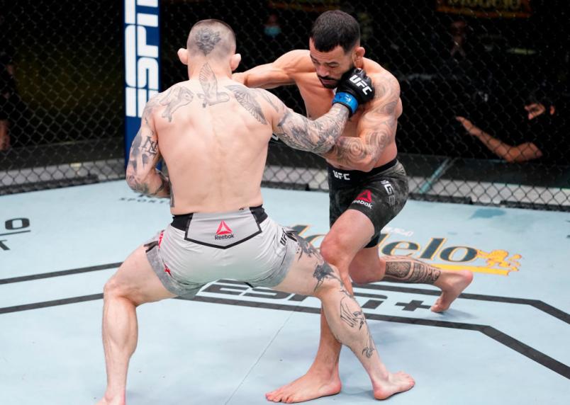 Dan Ige conecta golpe e nocauteia Gavin Tucker no UFC Vegas 21.
