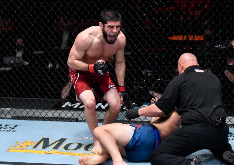 Islam Makhachev comemora após finalizar Drew Dober no UFC 259.