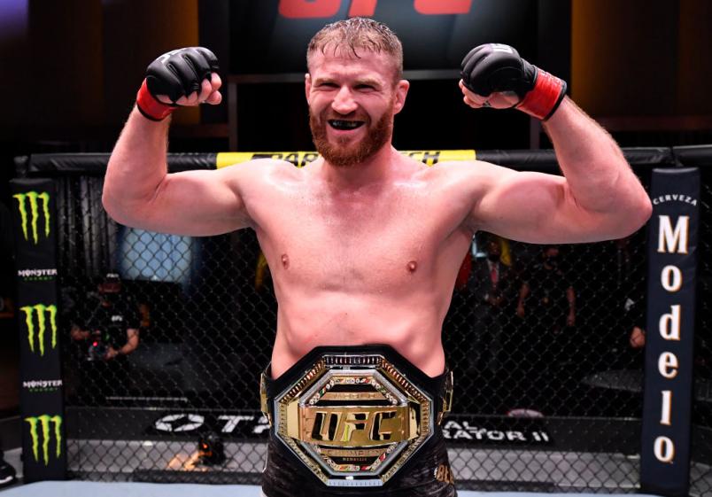 Jan Blachowicz comemora com o cinturão após vencer Israel Adesanya no UFC 259.