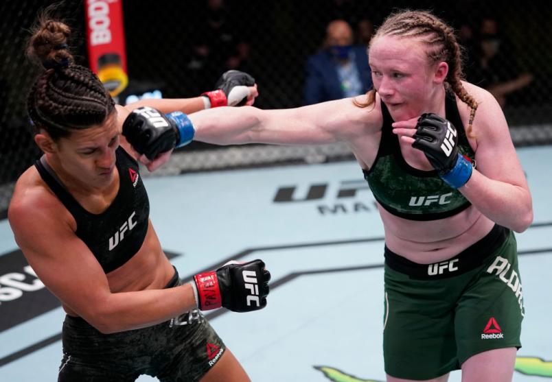 JJ Aldrich aplica soco em Cortney Casey no UFC Vegas 21.