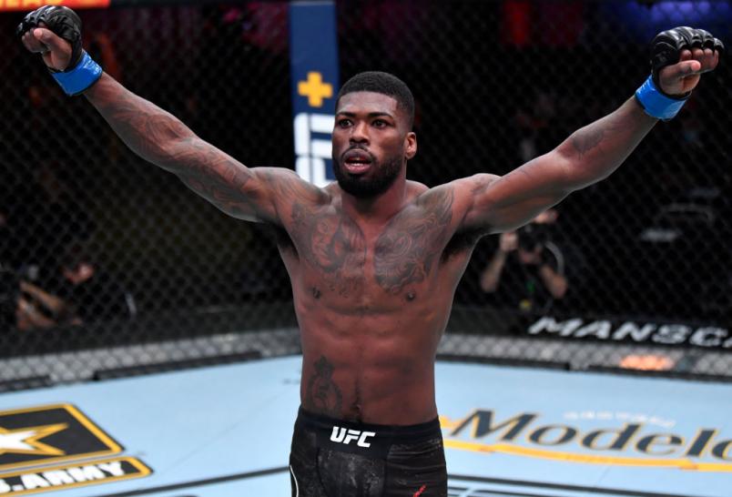Trevin Jones comemora após nocautear Mario Bautista no UFC 259.