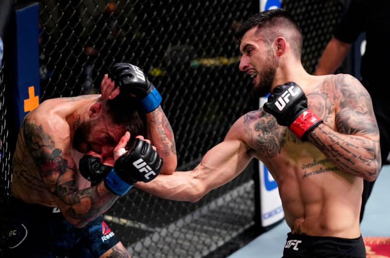 Charles Jourdain conecta golpe em Marcelo Rojo no UFC Vegas 21.