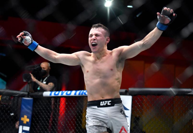 Kai Kara-France comemora após nocautear Rogério Bontorin no UFC 259.