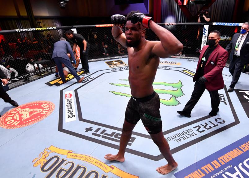 Kennedy Nzechukwu comemora após nocautear Carlos Ulberg no UFC 259.