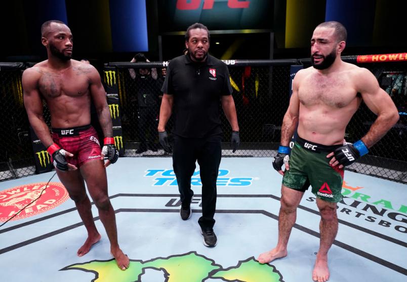 Leon Edwards e Belal Muhammad se olham no Octógono após o anúncio da luta principal sem resultado do UFC Vegas 21.