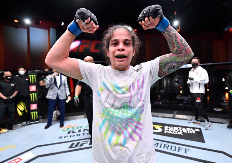 Livinha Souza comemora a vitória sobre Ashley Yoder no UFC 252.