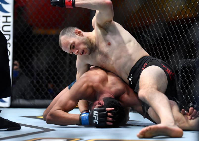 Uros Medic golpeia Aalon Cruz no chão no UFC 259.