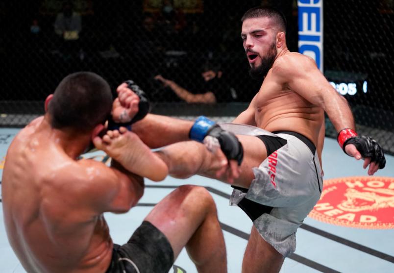 Nasrat Haqparast conecta chute em Rafa García no UFC Vegas 21.