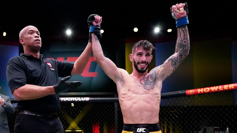 Matheus Nicolau tem o braço erguido ao ser declarado vencedor da luta com Manel Kape no UFC Vegas 21.