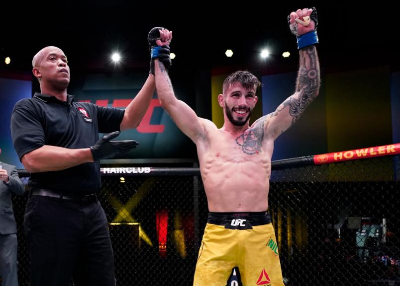 Matheus Nicolau tem o braço erguido ao ser declarado vencedor da luta com Manel Kape no UFC Vegas 21.