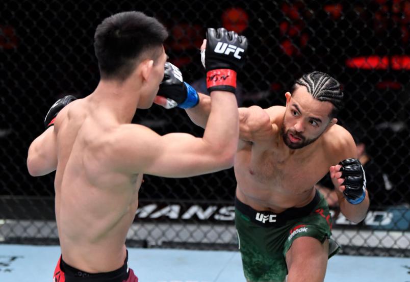 Kyler Phillips aplica golpe em Song Yadong no UFC 259.