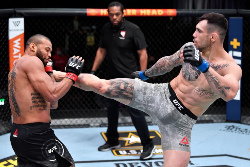 Aleksandar Rakic desfere chute em Thiago Marreta no UFC 259.