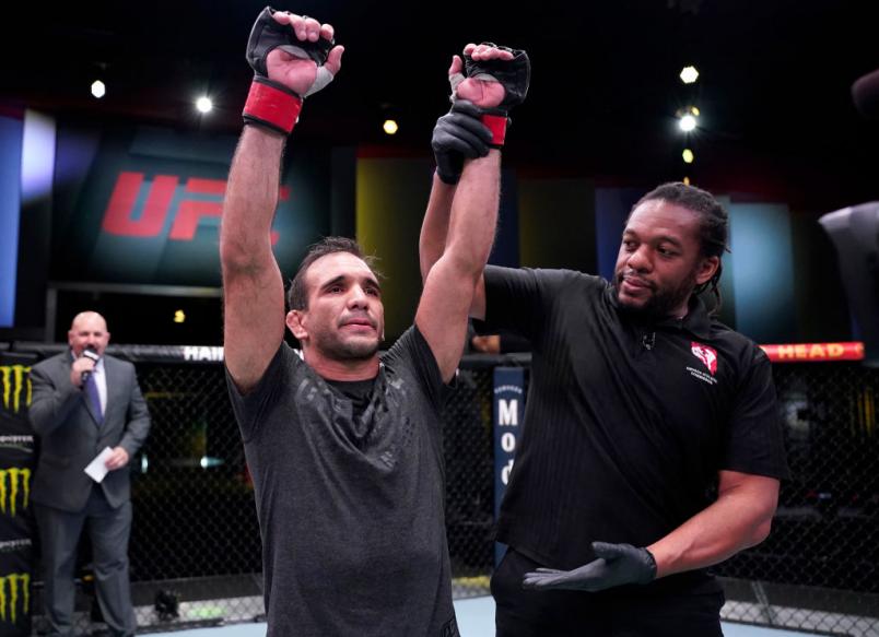 Rani Yahya tem o braço erguido e é declarado vencedor da luta com Ray Rodriguez no UFC Vegas 21.