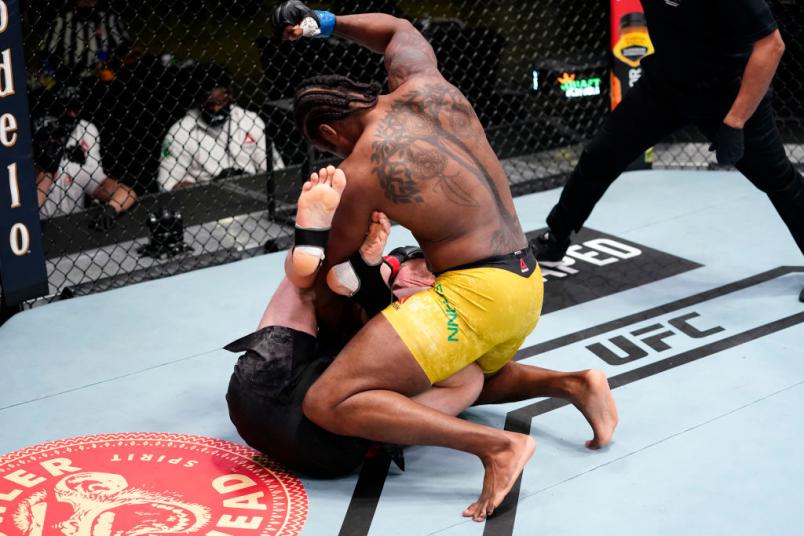 Ryan Spann golpeia Misha Cirkunov no chão no UFC Vegas 21.