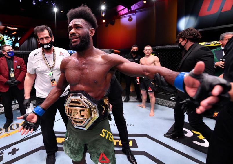 Aljamain Sterling com o cinturão do UFC.
