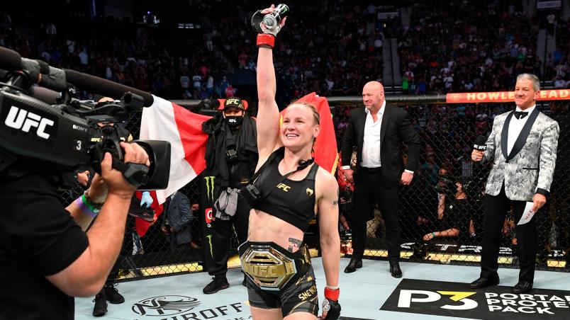 Valentina Shevchenko faz sua tradicional dança após defender o cinturão no UFC 261, realizado no último sábado (24).