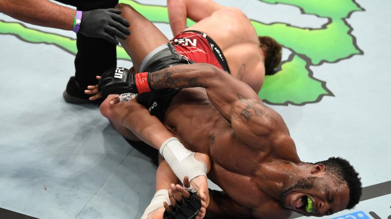 Brendan Allen aplica chave de calcanhar e finaliza Karl Roberson no UFC 261.