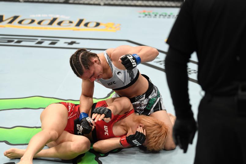 Ariane Sorriso golpeia Na Liang no UFC 261.